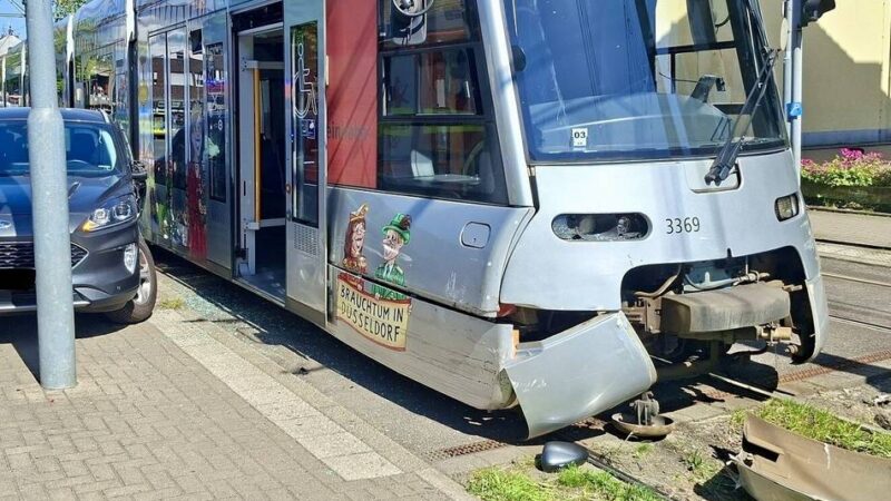 In Ratinger Innenstadt: Unfall mit Straßenbahn: Verletzte haben großes Glück