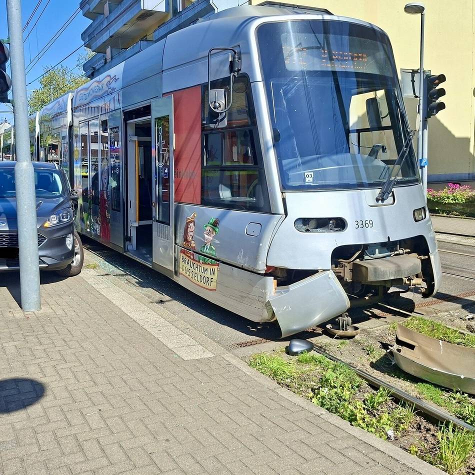 In Ratinger Innenstadt: Unfall mit Straßenbahn: Verletzte haben großes Glück