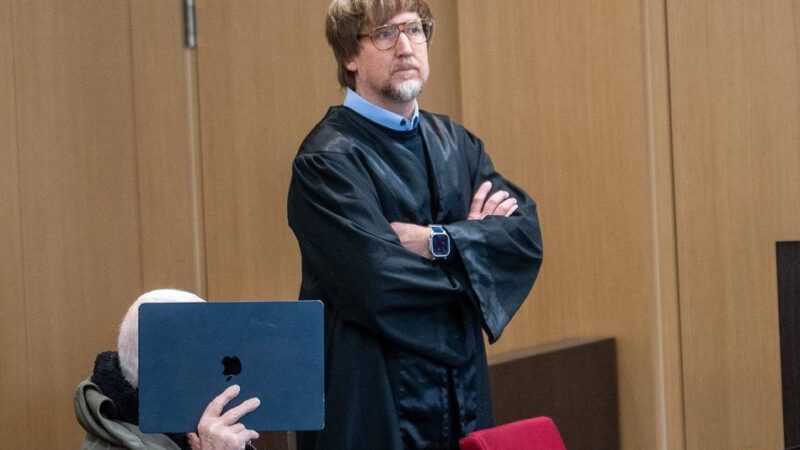 Mordprozess in Düsseldorf: 79-Jähriger erschlug Ehefrau mit Schlosserhammer – auf ihren Wunsch?