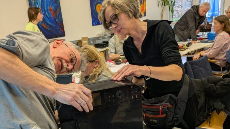 Repair Café in Mönchengladbach: Rentner und Schüler geben kaputten Geräten ein zweites Leben