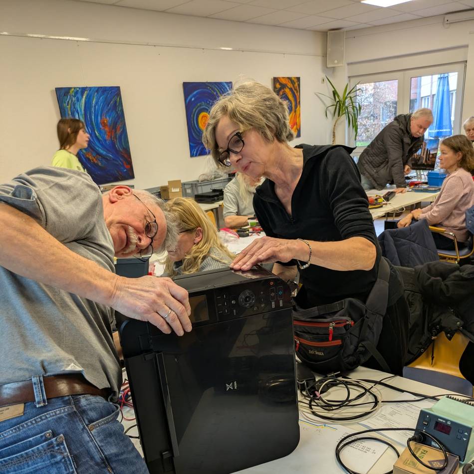 Repair Café in Mönchengladbach: Rentner und Schüler geben kaputten Geräten ein zweites Leben
