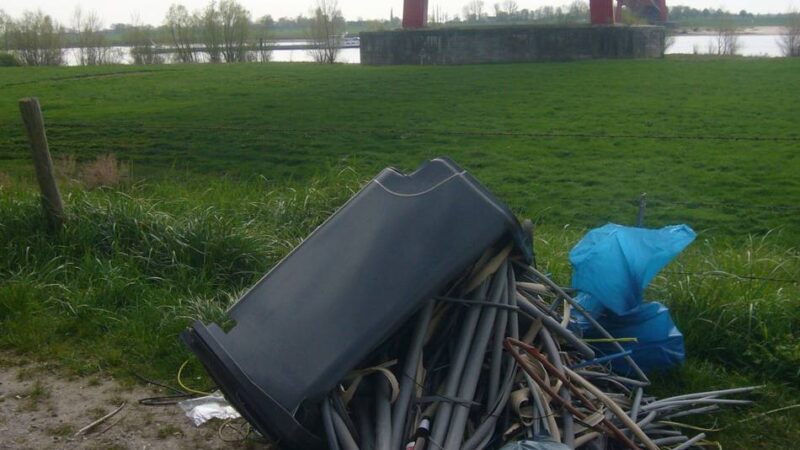 Umweltverschmutzung in Emmerich: Ärger über Müllberge an der Rheinbrücke