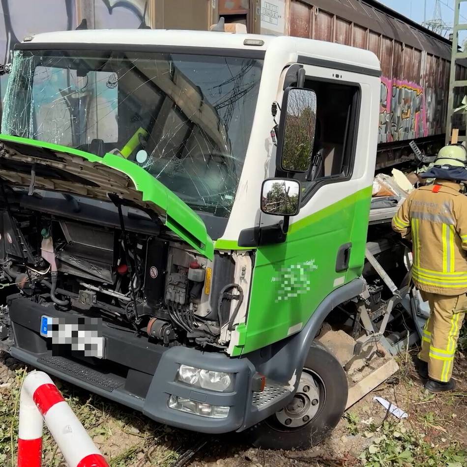 Unfall mit Güterzug in Düsseldorf: Lkw fuhr Lieferwagen hinterher und ignorierte geschlossene Schranke