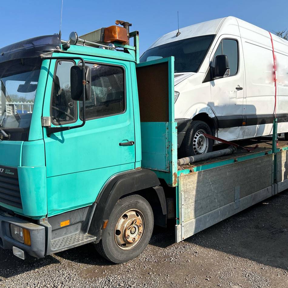 Fahrzeug war nicht mehr zugelassen: Polizei stoppt überladenen Schrott-Lkw mit falschen Kennzeichen