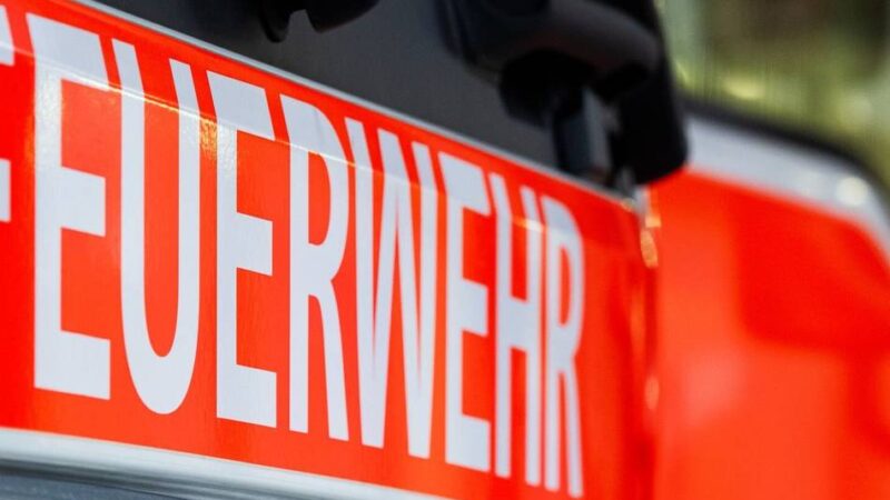 Feuer im ehemaligen Voerder Kraftwerk: Rauch aus Voerde zieht Richtung Rheinberg