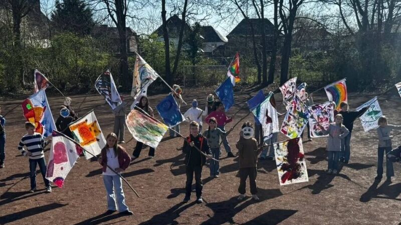 Kunstprojekt in der Fallstraße: Samstag werden die Fahnen abgehängt
