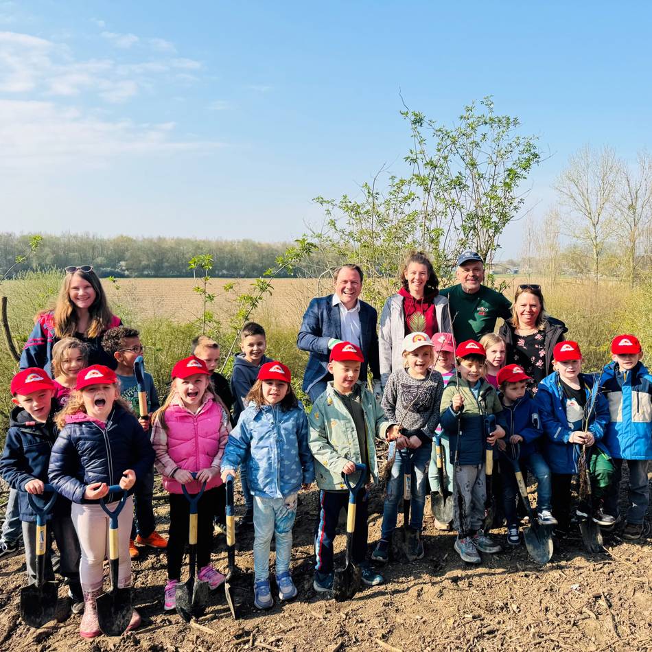 Umwelterziehung in Rommerskirchen: Kinder pflanzen Bäume in Hoeningen