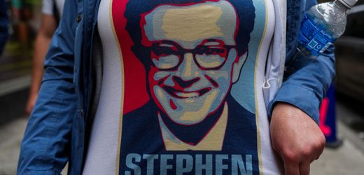 Stephen Colbert überrascht mit Auftritt bei Lokalshow in Michigan – und greift zum Hammer