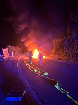 FW-Velbert: Schwerer Verkehrsunfall mit Fahrzeugbrand – eine Person schwer verletzt