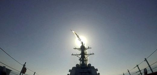 Iran-Krieg: USA und Iran beschießen sich in Straße von Hormus