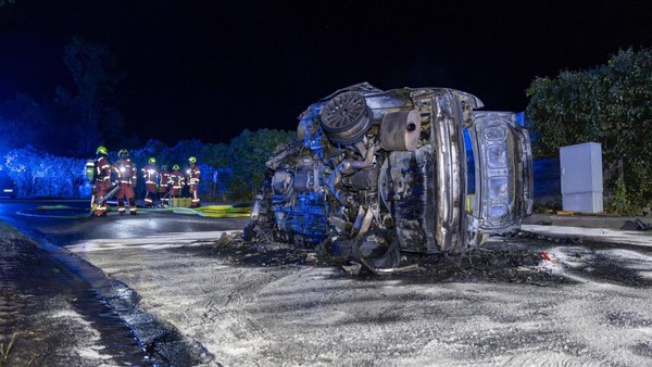 BMW mit fünf Personen an Bord überschlägt sich in Velbert und brennt aus