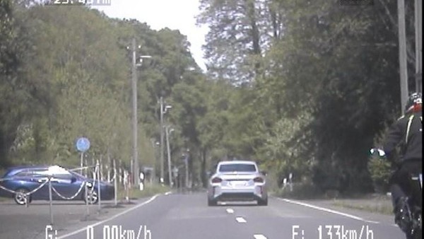 Mit mehr als 150 km/h durch das Hespertal in Velbert: BMW-Fahrer gestoppt