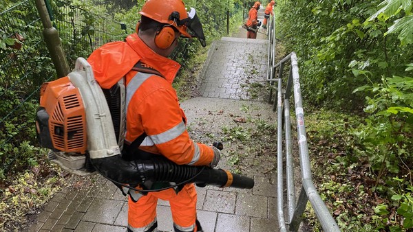 „Men in Orange“ machen Velbert mit Laubbläser & Co. fit für die Treppenwanderung