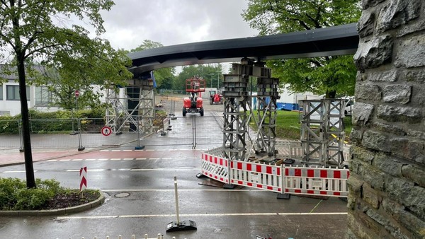 35 Meter, 40 Tonnen: Brücken-Koloss in Velbert schleicht unbemerkt ins Ziel