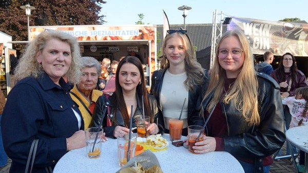Fast 50 Fotos von der „Velberter Late Night“ und dem „Street Food Festival“