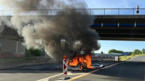 Feuerwehr rückt aus: Auto brennt auf der A44 bei Heiligenhaus