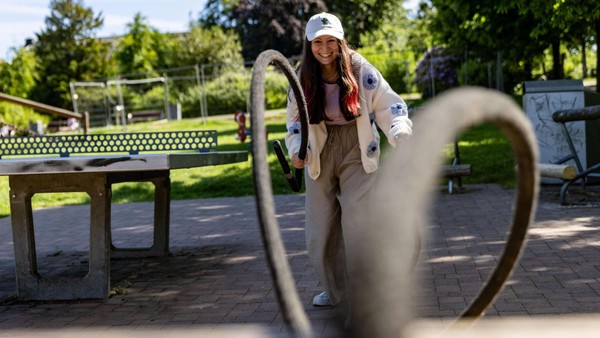 Lavinia testet die Sportbox im Herminghauspark: Training unter freiem Himmel