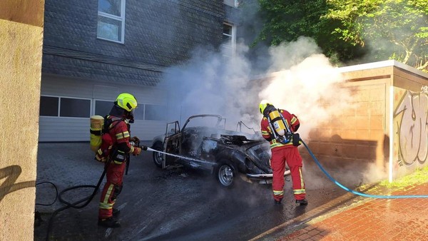 Völlig ausgebrannt: Feuerwehr Velbert konnte VW-Käfer nicht mehr retten