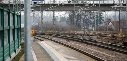 Zugbegleiter bei Ticketkontrolle tödlich verletzt – Verdächtiger wegen Mordes angeklagt