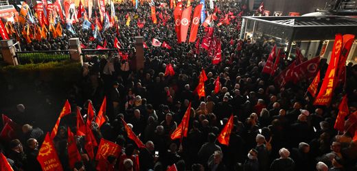 Türkei: Tausende demonstrieren gegen Absetzung von Oppositionschef Özgür Özel