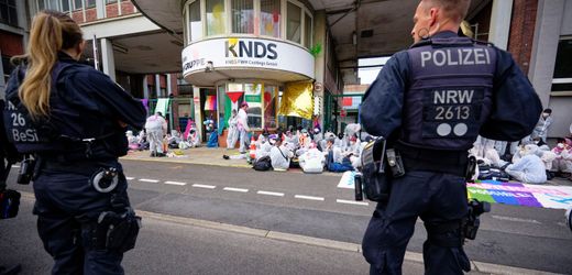 Mülheim an der Ruhr: Klima-Aktivisten blockieren Werk von Panzerbauer KNDS