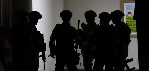 Philippinen: Ex-Polizeichef verschanzt sich im Senat – Schüsse im Gebäude