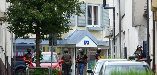Sinzig in Rheinland-Pfalz: Spezialkräfte befreien Menschen aus Volksbank – Täter offenbar auf der Flucht