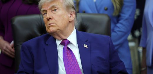 Donald Trump versucht, kritischen Abgeordneten aus dem Amt zu drängen