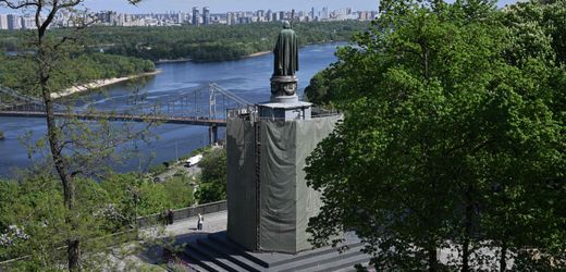 Ukraine meldet massive russische Drohnenangriffe – und bietet sich Berlin als Waffenlieferant an