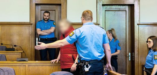Saarland: Angeklagter beschreibt tödliche Messerattacke auf Gerichtsvollzieher