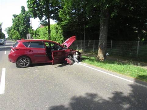 Unfall in Langenfeld: 19-Jährige verreißt wegen Spinne das Lenkrad