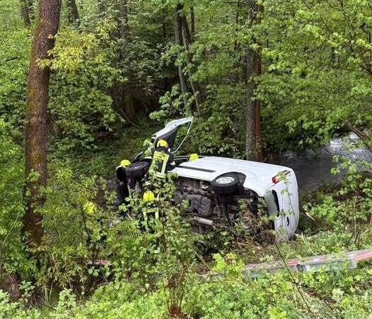 Zwei Einsätze für die Feuerwehr Radevormwald: Transporter rutscht über Böschung in die Uelfe