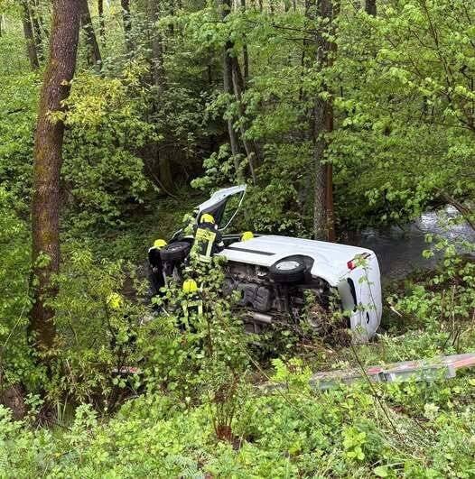 Zwei Einsätze für die Feuerwehr Radevormwald: Transporter rutscht über Böschung in die Uelfe