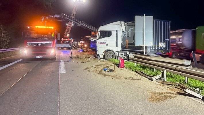 Unfall am Hildener Kreuz: Sattelzug rutscht über Leitplanke – Tank mit 500 Litern Diesel reißt auf