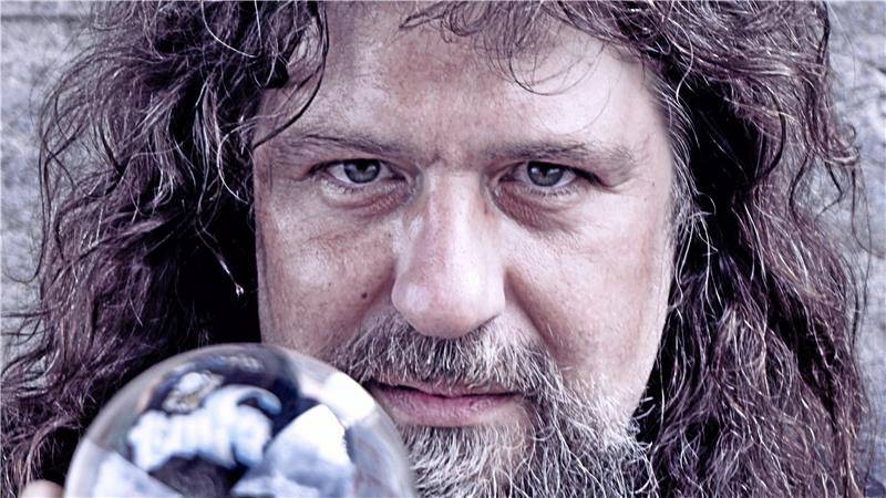 Besondere Lesung in Wermelskirchen: Humorvolles über Teufel, Tod und Heavy Metal