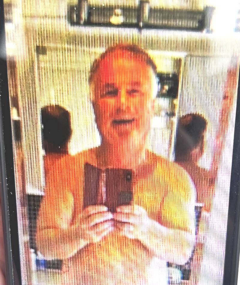 Polizei sucht Verdächtigen mit Foto: „Digitaler Heiratsschwindler“ bringt Frau aus Moers um viel Geld