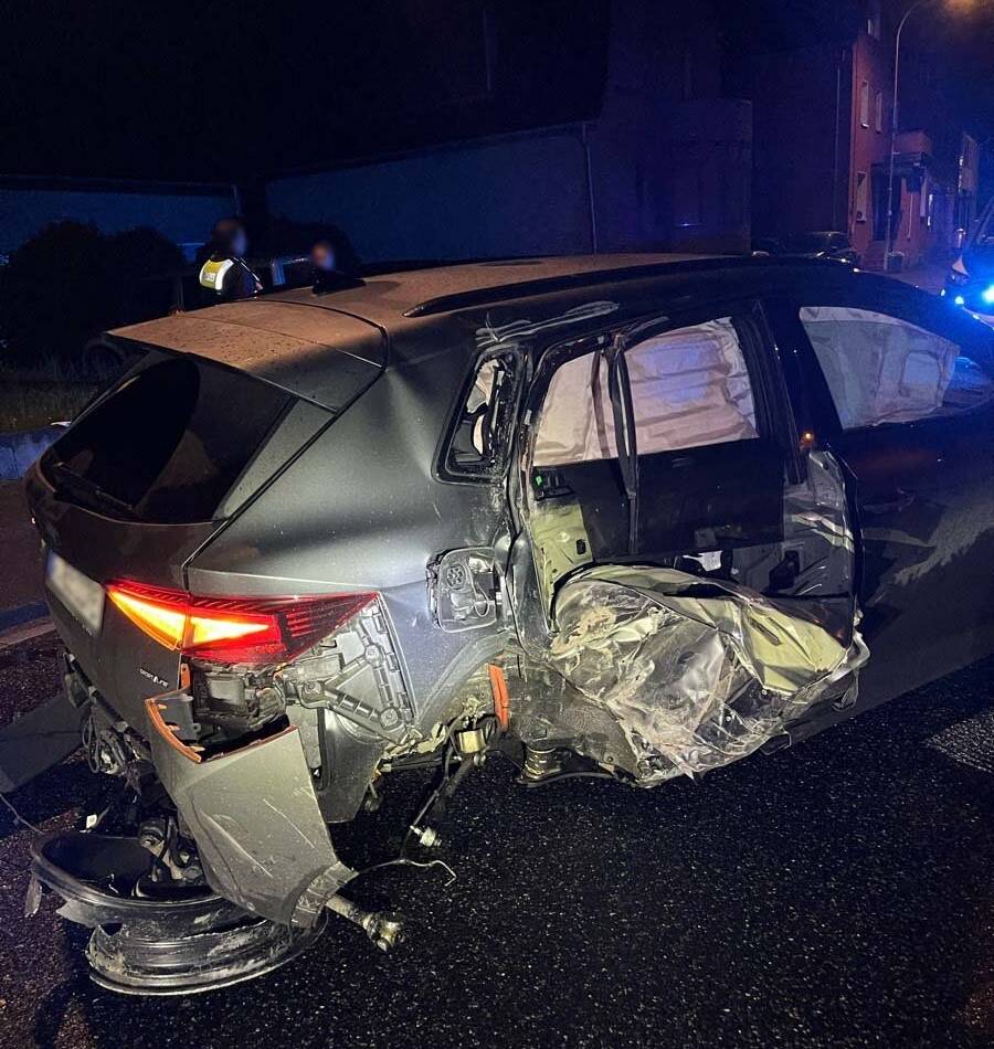 Nächtliche Verfolgungsjagd in Rommerskirchen: 26-Jähriger flüchtet vor Polizei und kracht in Laterne