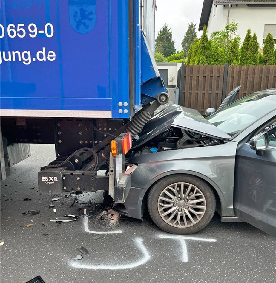 Unfall in Langenfeld: Abgelenkter Fahrer kracht ungebremst in Lkw – Audi Totalschaden