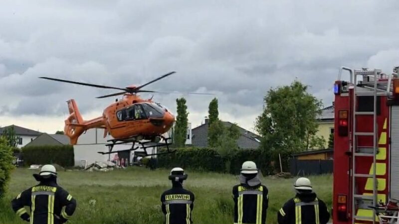Rettungshubschrauber im Einsatz: Mann stürzt von Baum – Lebensgefahr