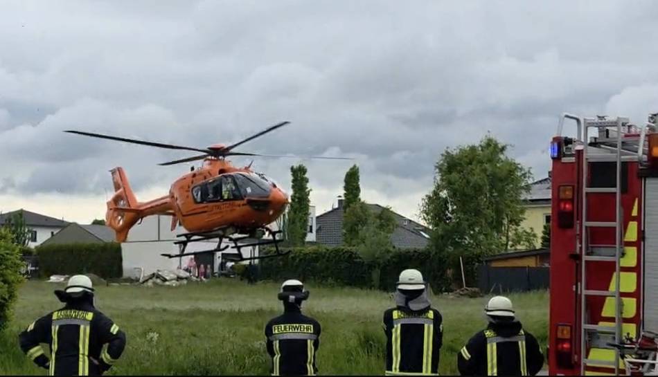 Rettungshubschrauber im Einsatz: Mann stürzt von Baum – Lebensgefahr
