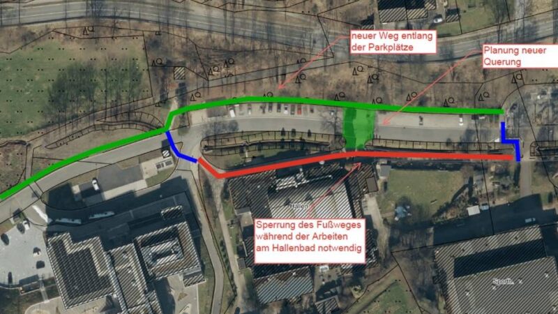 Diskussion im Hückeswagener Planungsausschuss: Für Bau des neuen Hallenbads muss Gehweg verlegt werden