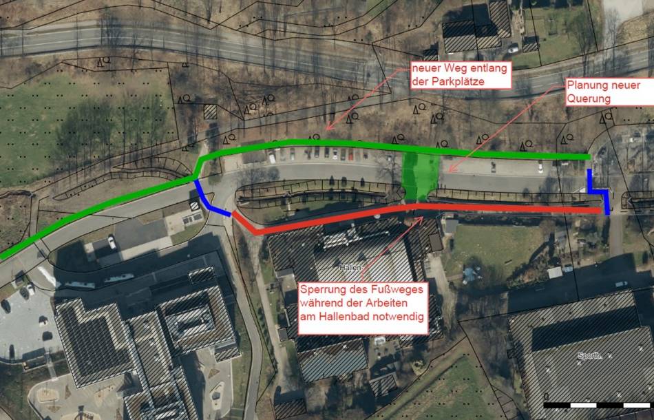 Diskussion im Hückeswagener Planungsausschuss: Für Bau des neuen Hallenbads muss Gehweg verlegt werden