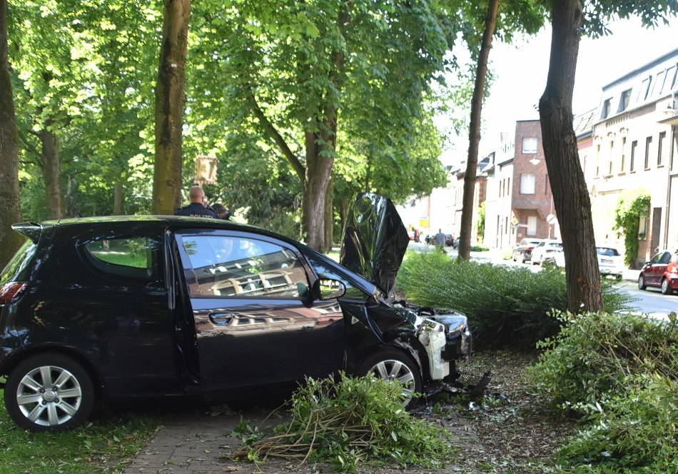 Von der Fahrbahn abgekommen: Autofahrerin bei Unfall in Kempen verletzt