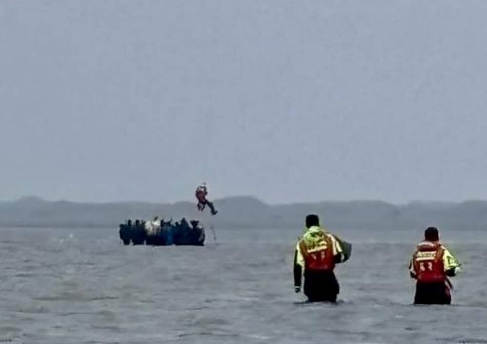 Flut überrascht Wanderer: Große Rettungsaktion vor Ameland – 32 Menschen aus dem Wattenmeer gerettet