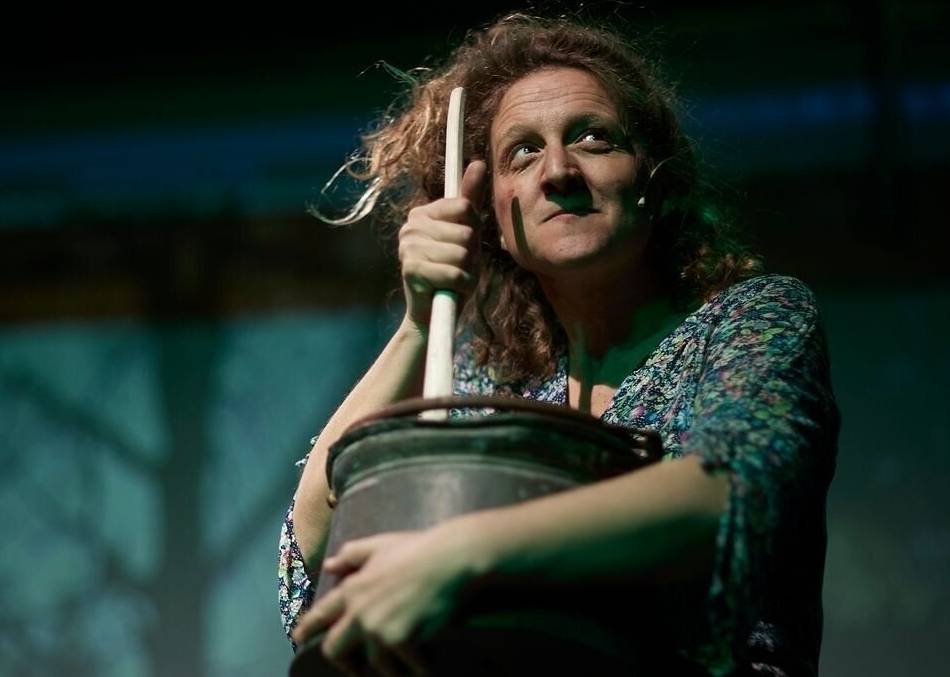 Beitrag zum Aktionstag „Zusammenhalt in Vielfalt“: Eine Hexe kommt in die Festhalle Viersen