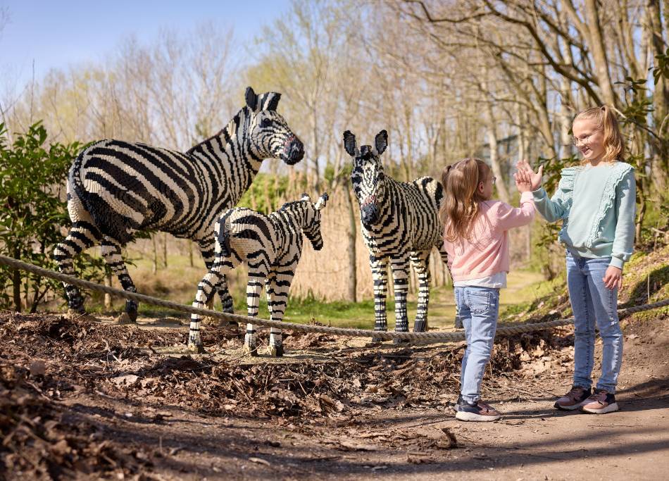 Kunst trifft Artenschutz: ZooParc Overloon zeigt bedrohte Tiere und Dinosaurier aus Bausteinen