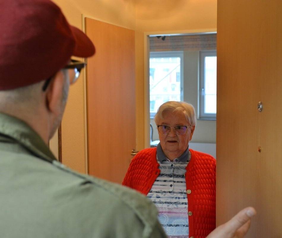 Betrug in Langenfeld: Falscher Handwerker stiehlt Seniorin Schmuck und Geld