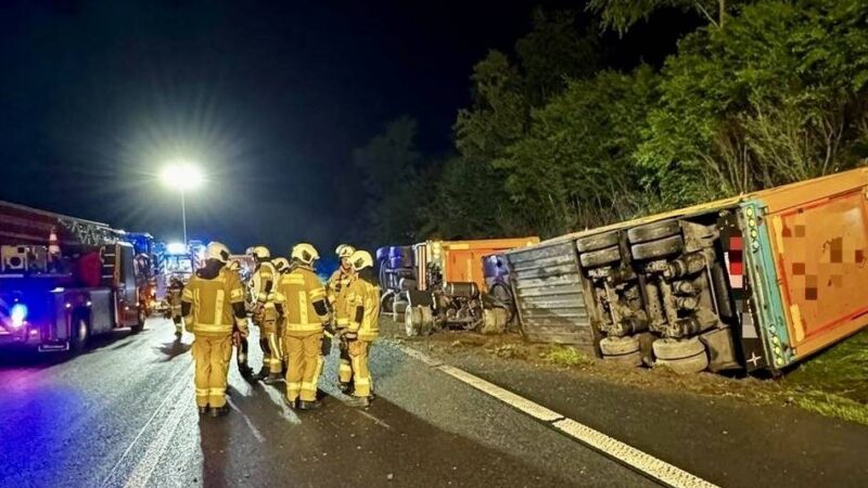 A1 zwischen Wermelskirchen und Burscheid: Schweinetransporter kippt um – mehrere Tiere sterben