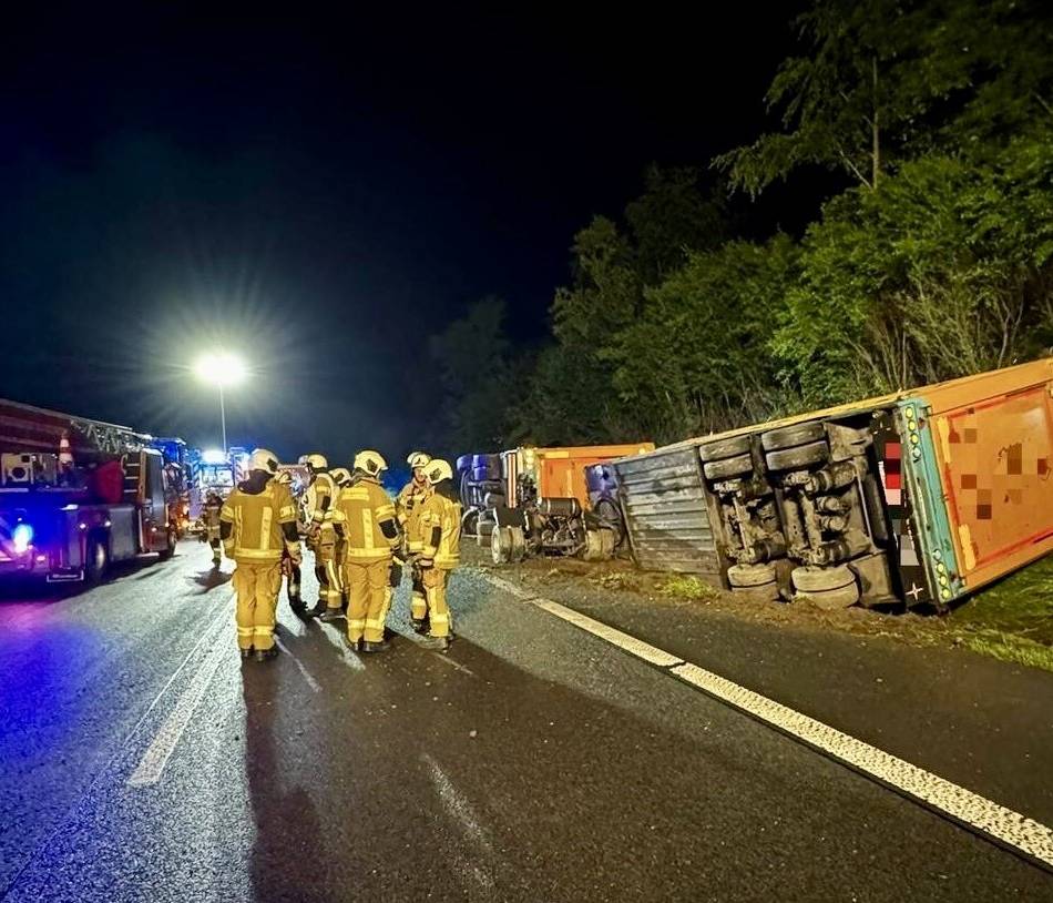 A1 zwischen Wermelskirchen und Burscheid: Schweinetransporter kippt um – mehrere Tiere sterben