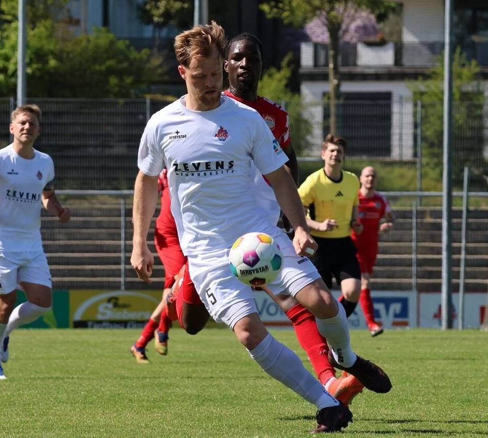 Kellerduell in der Fußball-Oberliga: Darum glaubt Abwehrchef Philipp Divis weiter an den Klassenerhalt des 1. FC Kleve